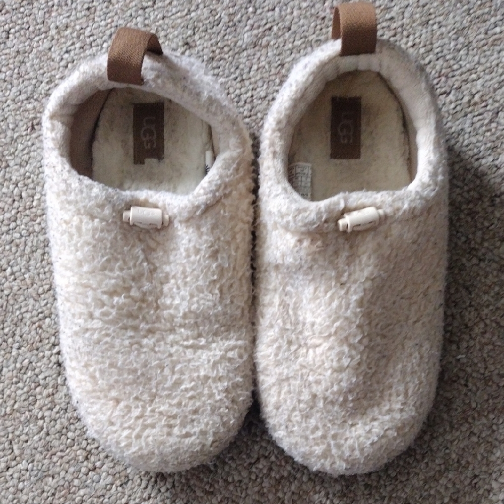 UGG Cream Fuzzy Slippers Size 6 Unisex